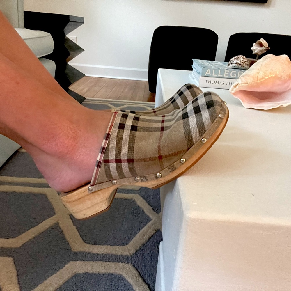 Burberry clogs